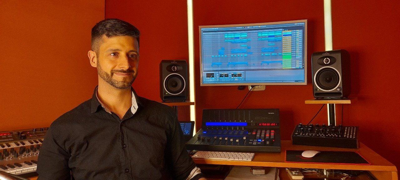 Lucas Pujadas en el estudio